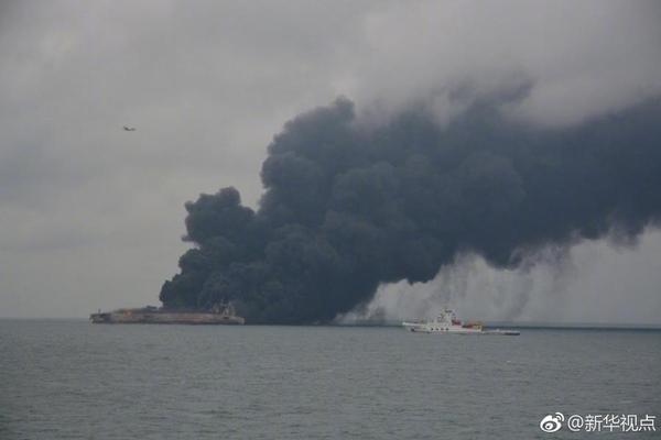 东海13万吨油轮撞船起火2