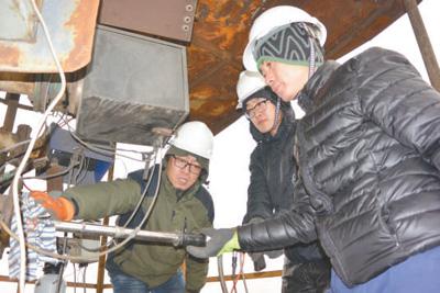 1月15日，在山西太原市清徐县迎宪焦化集团有限公司，环境监测人员登上30米高的脱硫塔塔顶手工监测。为确保监测数据准确无误，他们要在高寒处“扛”两三个小时。本报采访组摄