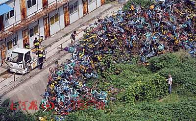 乱停乱放！数千辆共享单车成了“垃圾”