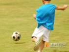 小孩子踢足球如何避免受伤