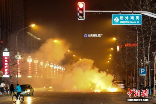 资料图：2014年2月14日晚，北京朝阳区一处鞭炮燃放后在空气中形成重重烟雾。<a target='_blank' href='http://www.chinanews.com/'>中新社发 张浩 摄