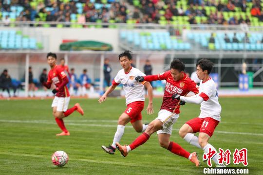 中超俱乐部邀请赛 贵州市民观足球赛跨年-中