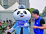 杭城街头“熊猫警察”引导安检　游客：杭州警察好亲民