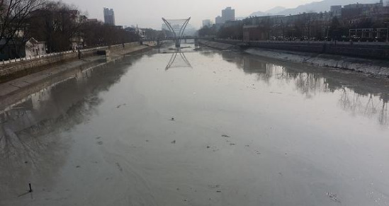 2017年2月15日，河南洛阳市水源河道伊河，河道受到污染。 东方IC 图