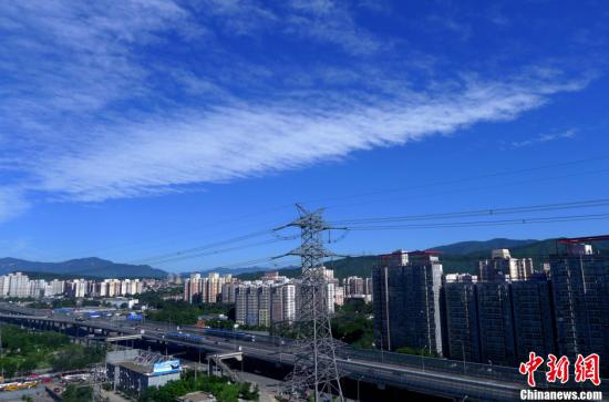 图为北京石景山区的上空呈现蓝天白云美景。<a target='_blank' href='http://www.chinanews.com/'>中新社发 李文明 摄 图片来源：CNSPHOTO