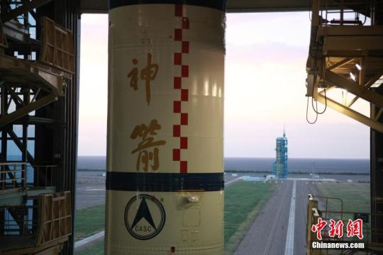 天宫二号空间实验室与长征二号F T2火箭垂直转运至发射塔架。 孙浩  摄