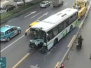 上海一公交车失控撞入非机动车道 10多人受伤送医