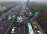 京哈高速现惨烈车祸　一小汽车被挤扁致3人死亡