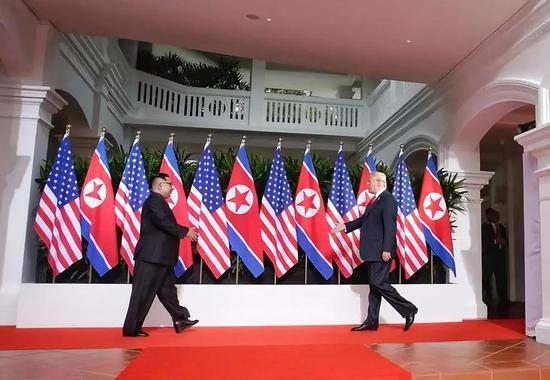 6月12日，朝鲜最高领导人金正恩与美国总统特朗普在新加坡举行会晤。新华社发 
