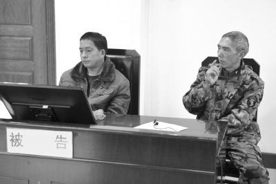 2015年11月11日，此案开庭时，两被告在法庭上。资料图片京华时报记者赵思衡摄