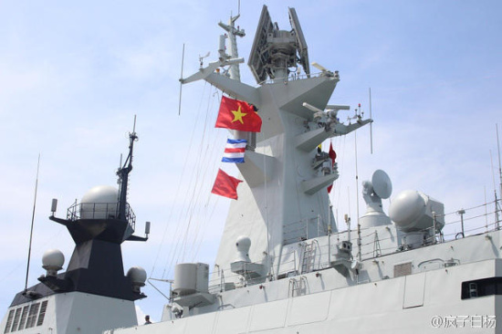 组图:中国海军舰艇首泊越南金兰湾