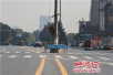郑州一高压电线杆变“拦路虎” 道路修通1年多未“挪窝”