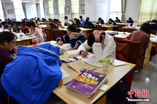 资料图：2月17日，昆明中小学生在图书馆自习室内写作业。<a target='_blank' href='http://www.chinanews.com/'>中新社记者 任东 摄