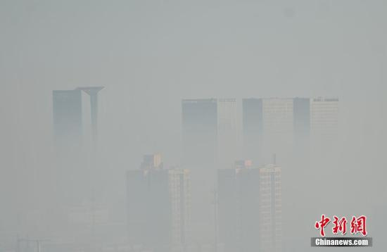 图为石家庄街头，在建楼盘被雾霾笼罩。 <a target='_blank' href='http://www.chinanews.com/'>中新社记者 翟羽佳 摄