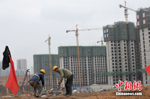 资料图：建筑工人在工地上工作中。<a target='_blank' href='http://www.chinanews.com/'>中新社记者 武俊杰 摄