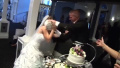 是真爱？英新郎婚礼上用蛋糕频频恶搞新娘