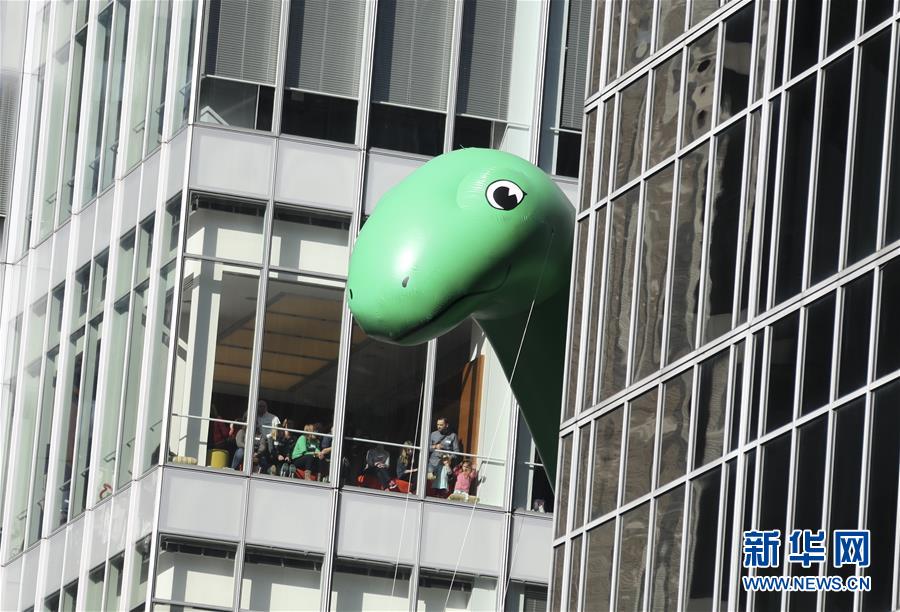 穿越现代 11月23日，在美国纽约举行的梅西感恩节大游行上，“辛克莱的恐龙”造型气球现身曼哈顿街头。记者 王迎/摄