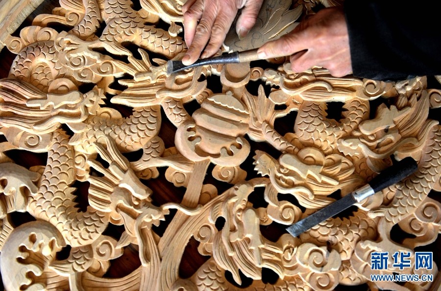 1月17日，王思军在雕刻作品《盘龙》。