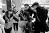 北京西站志愿者温暖旅客回家路