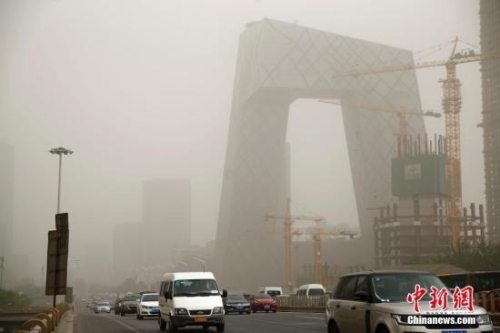 5月4日，北京城区遭沙尘笼罩。中新社记者 富田 摄