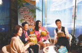 影像博鳌：董明珠、曹德旺在央视演播室吃起了椰子
