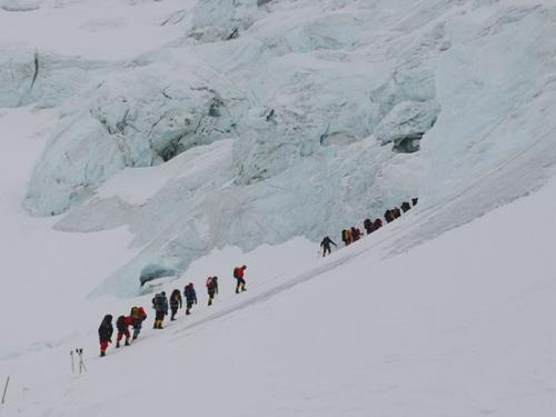 北京大学珠峰登山队行进在海拔6700米的北坳冰壁下方。李进学/摄