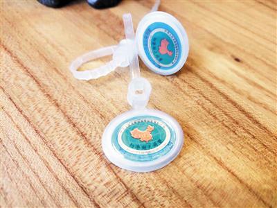  防伪蟹扣是阳澄湖大闸蟹的“身份证”，但要注意，市面上已出现盗版蟹扣。