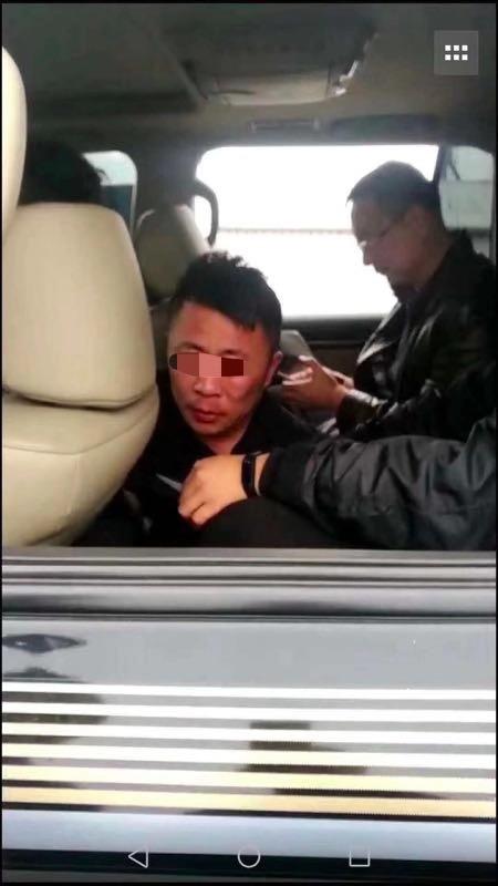 黑龙江大庆脱逃人员落网画面曝光 开车拒捕撞警车