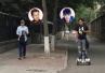 组图：张丰毅父子北京街头被偶遇 共度周末力破不和传闻