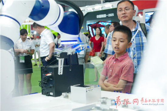 青岛7机器人企业亮相国际展 捧回5座金手指奖