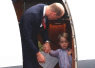 威廉王子一家出访　乔治小王子怕生迟迟不肯下飞机