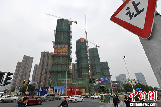 资料图：1月10日，福州一处商品房在建中。 <a target='_blank' href='http://www.chinanews.com/'>中新社记者 吕明 摄