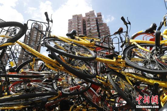 资料图：上海静安区某违停非机动车堆放现场，上万辆各种颜色的共享单车被摆放的密密麻麻。 张亨伟 摄