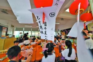 玫瑰小学中秋节庆活动上的灯谜。   广州日报全媒体记者龙成通摄