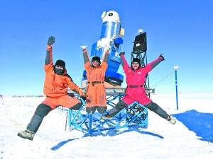 今天年初，参加南极科考队的队员与在南极巡天望远镜AST3-2合影。