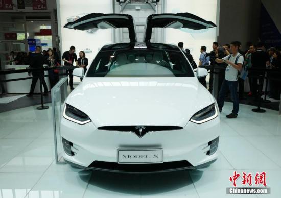 4月25日，2016(第十四届)北京国际汽车展览会迎来媒体日，特斯拉公司的首款电动运动型多功能车(SUV)“Model X”亮相展台，其向上开启的“鹰翼式”后门是特色之一。<a target=