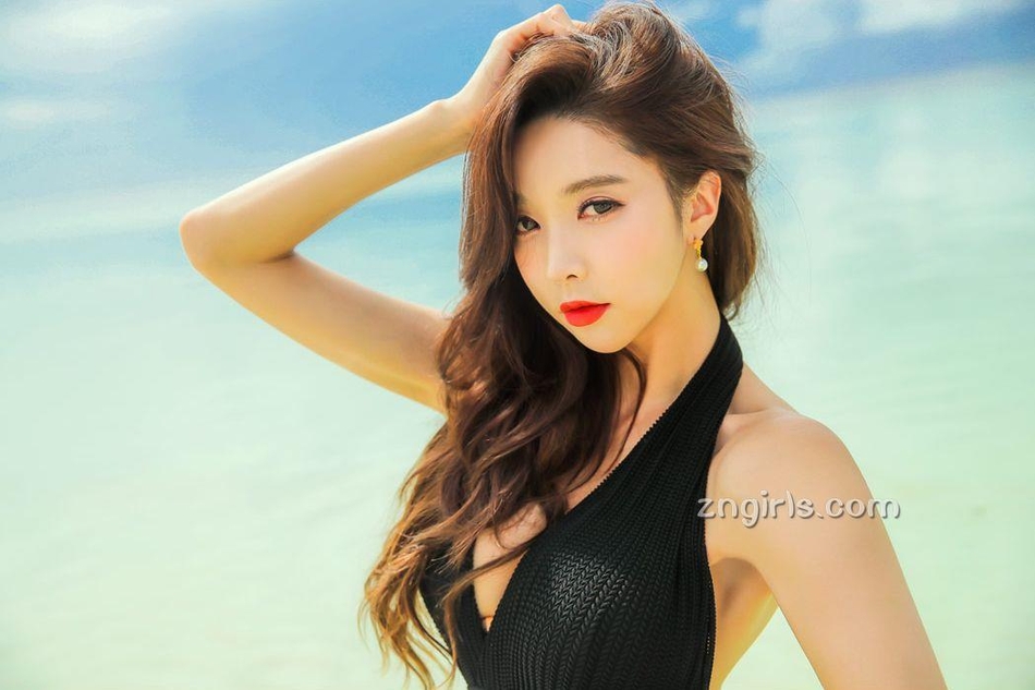  韩国人气网拍模特朴秀妍泳装系列写真曝光，展示完美好身材。