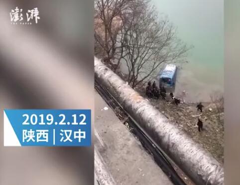 陕西宁强县一公交车坠江致2死”事故 警方回应：非乘客抢方向盘