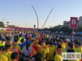北京半程马拉松晨光中开跑 “美猴王”抢镜（图）