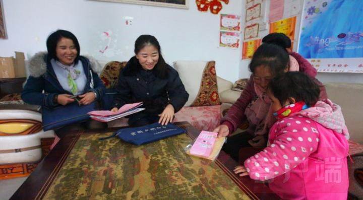 2018年11月，谷丹丹到岗底村贫困户司俊杰家中走访，自费为孩子送去作业本和铅笔.jpg