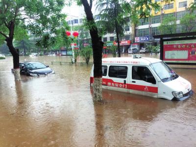 汝阳县一路段积水严重，有车辆被淹。