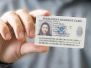 快检查！美国移民局因制卡错误追回8543张绿卡
