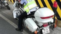 高温下连续巡逻执勤　郑州交警中暑晕倒在摩托车上