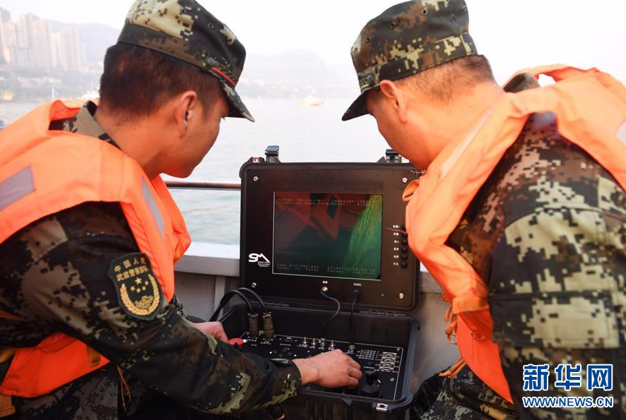 10月28日，武警重庆市总队船艇支队队员在通过水下机器人进行搜救。新华社记者 王全超 摄